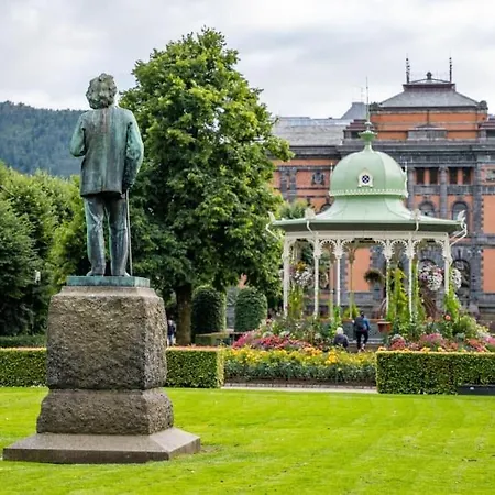 King Bed Great Location Floor Bergen